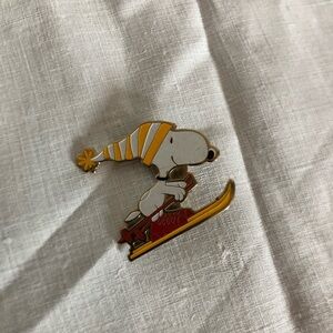 Vtg 1972 Snoopy Skiing Enamel Pin